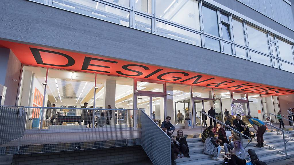 A photo showing students in front of the HSLU Design university
